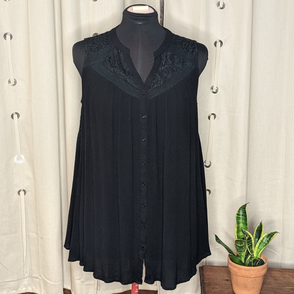 Umgee black lace sleeveless blouse Small